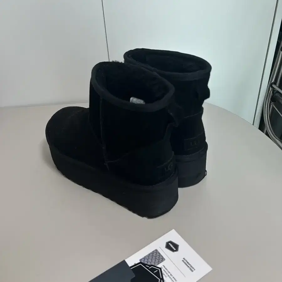 어그 UGG 클래식 미니 플랫폼 부츠 블랙 250(US8)