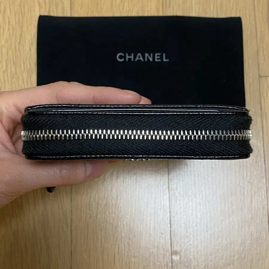 CHANEL 샤넬 클래식 지갑 지퍼돌이 블랙 은장