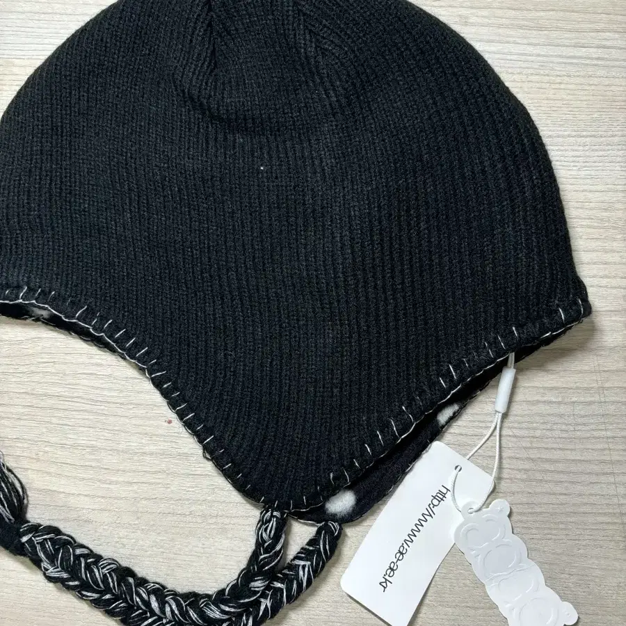 aeae 도트 비니 EARFLAP BEANIE