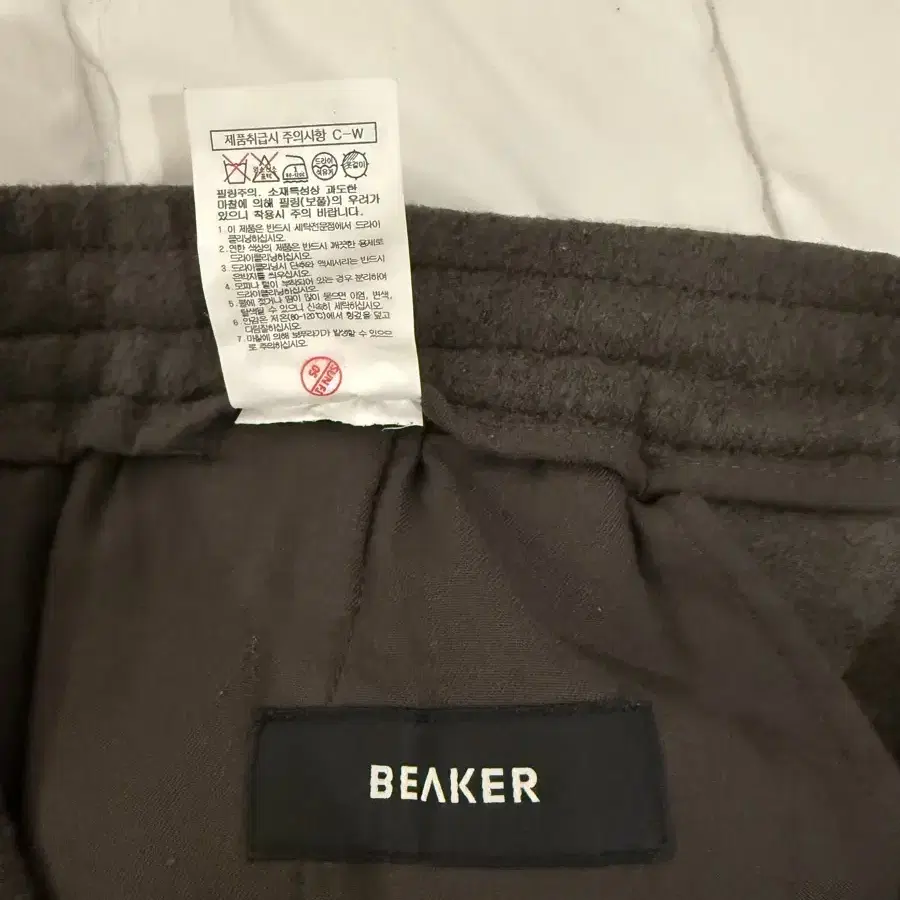 삼성물산 비이커 Beaker FW23 카키 울 조거팬츠