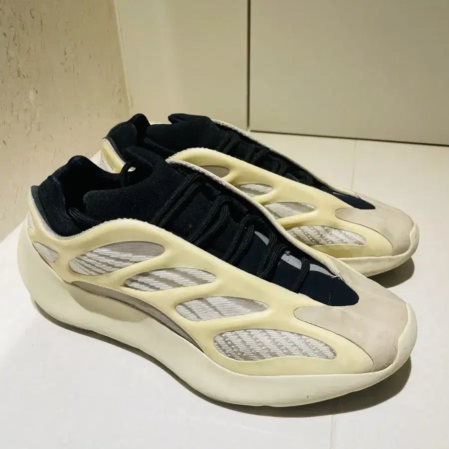 아디다스 이지 Adidas Yeezy 700 V2 Azael 285