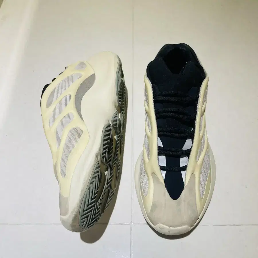 아디다스 이지 Adidas Yeezy 700 V2 Azael 285