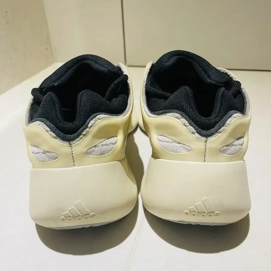 아디다스 이지 Adidas Yeezy 700 V2 Azael 285