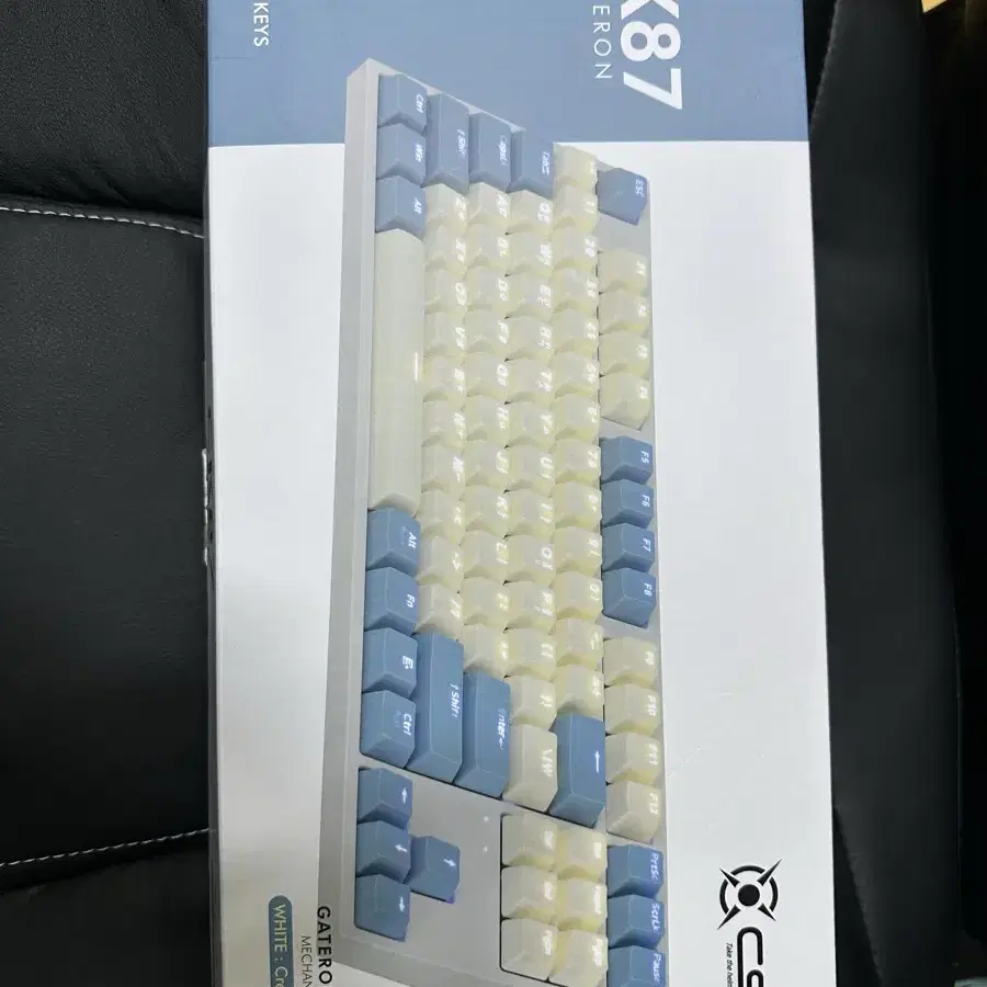 앱코cox CK87 GATERON 화이트 크림블루 황축 키보드 판매합니다