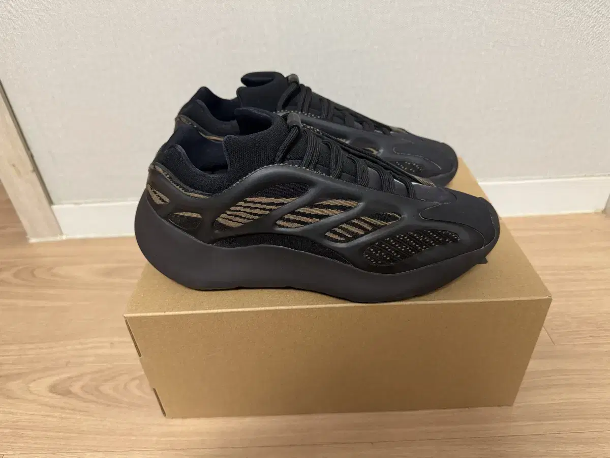 아디다스 YEEZY 700 V3 클레이브라운 270