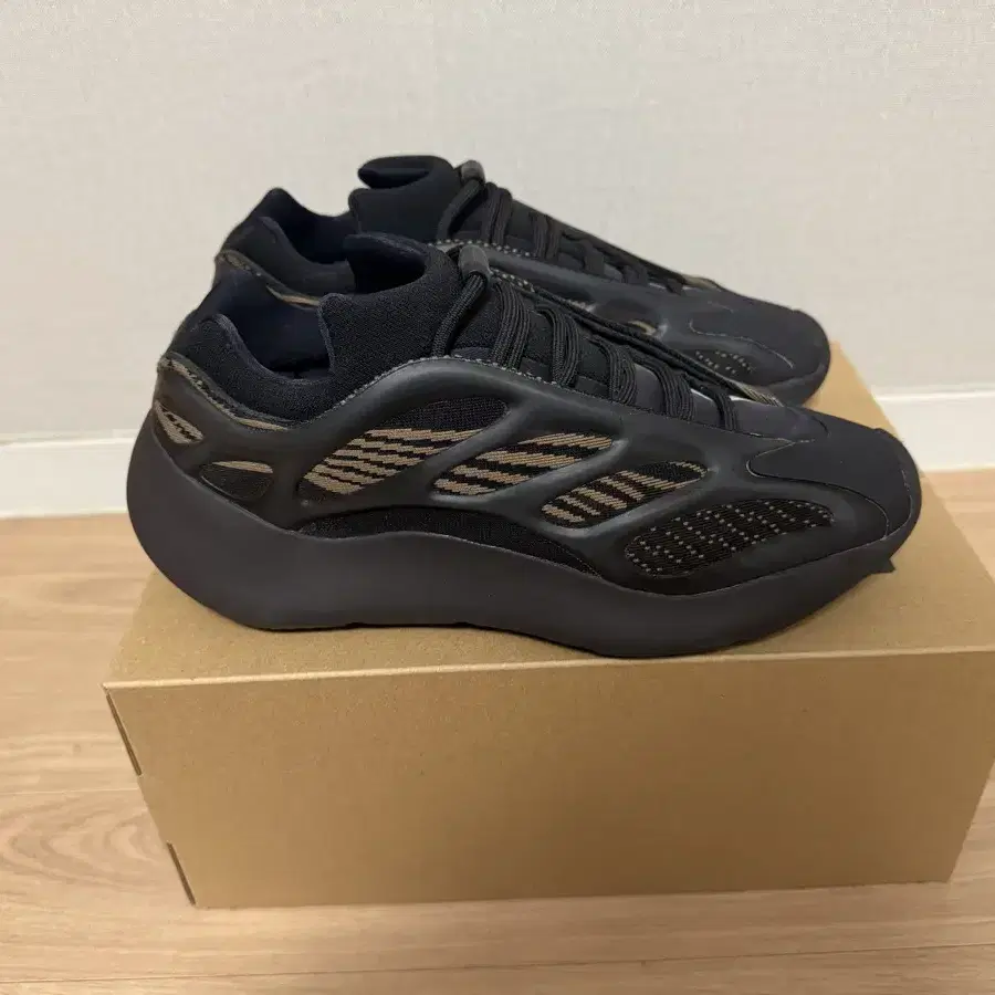 아디다스 YEEZY 700 V3 클레이브라운 270