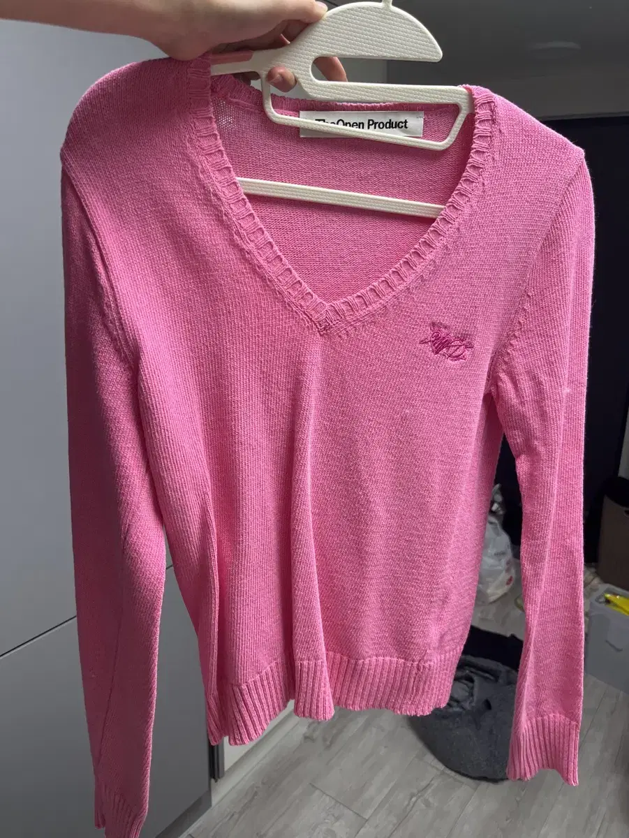 Open-Back Classic V-Neck Knit Pink