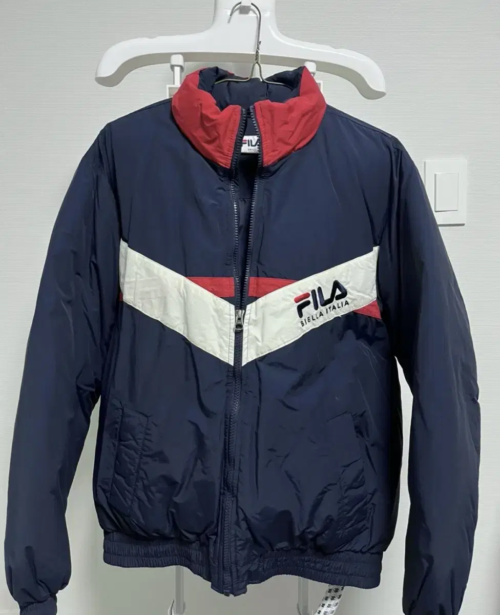 FILA 휠라 V절개 컬러 배색 숏 다운자켓