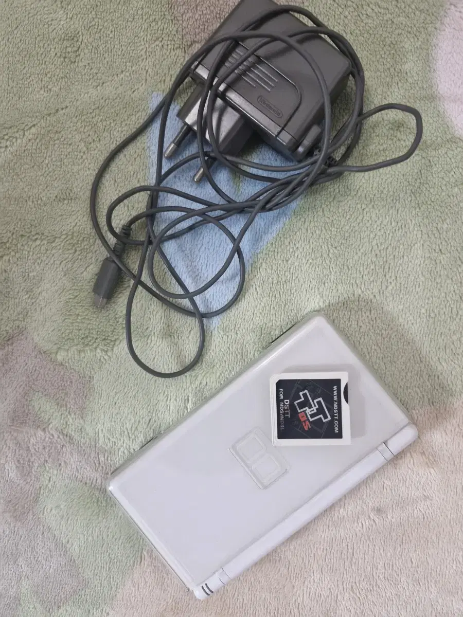 닌텐도 ds lite + tt칩 + 충전기