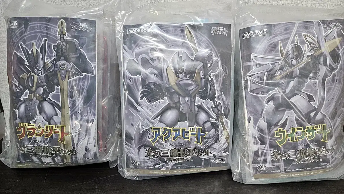 We are selling the Metallics version of the 3 Horse King of Light set from Moderoid. (Box X)