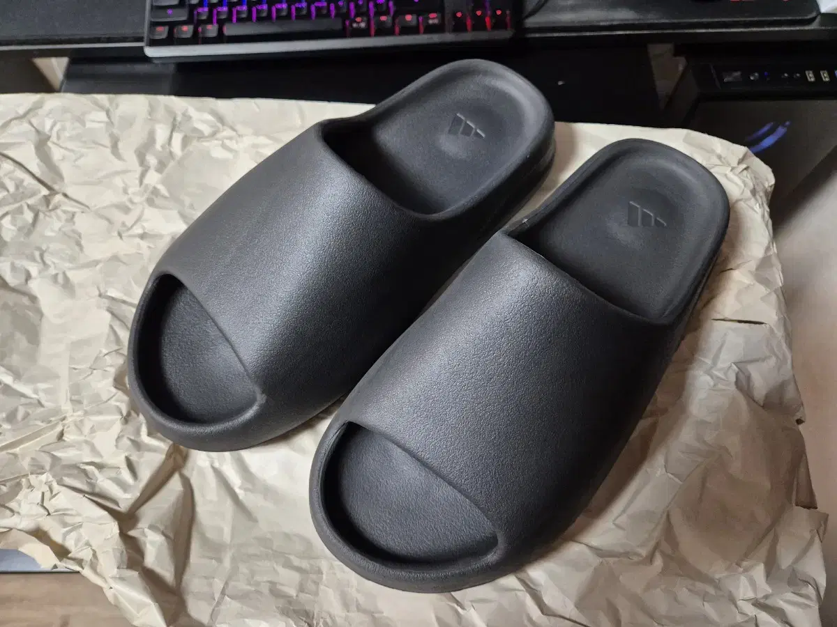 Adidas Yeezy Slide Onyx 285 (실사이즈 265)