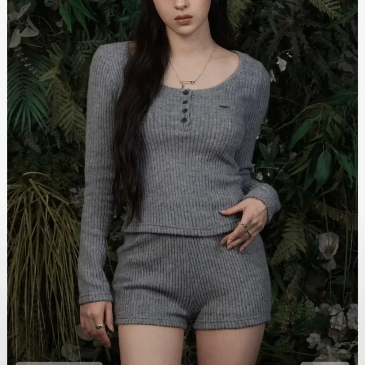 카키포인트 Ribbed Button T-shirt, Mini Shorts