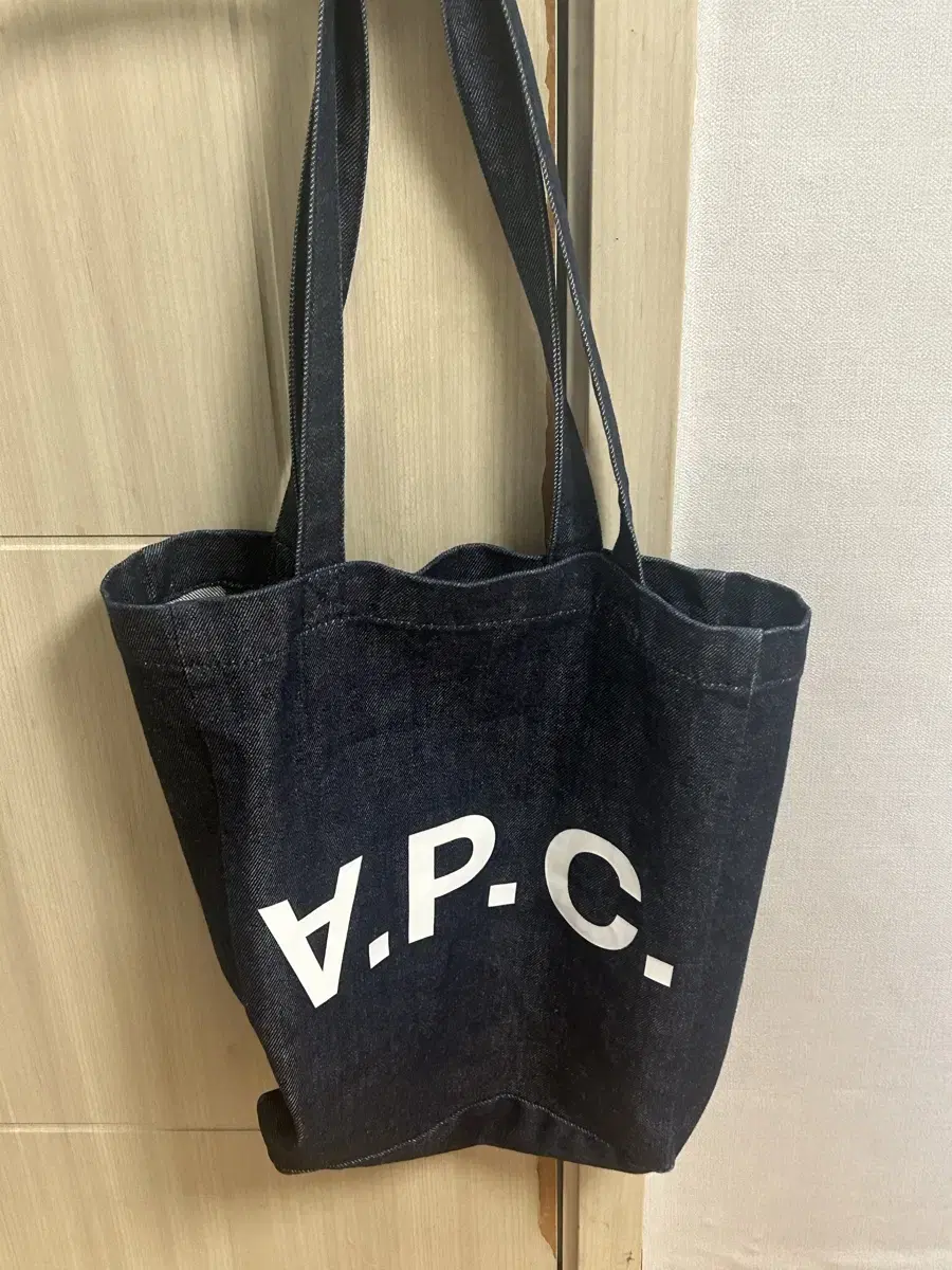 아페쎄 A.P.C 로르 토트백 블루 판매합니다