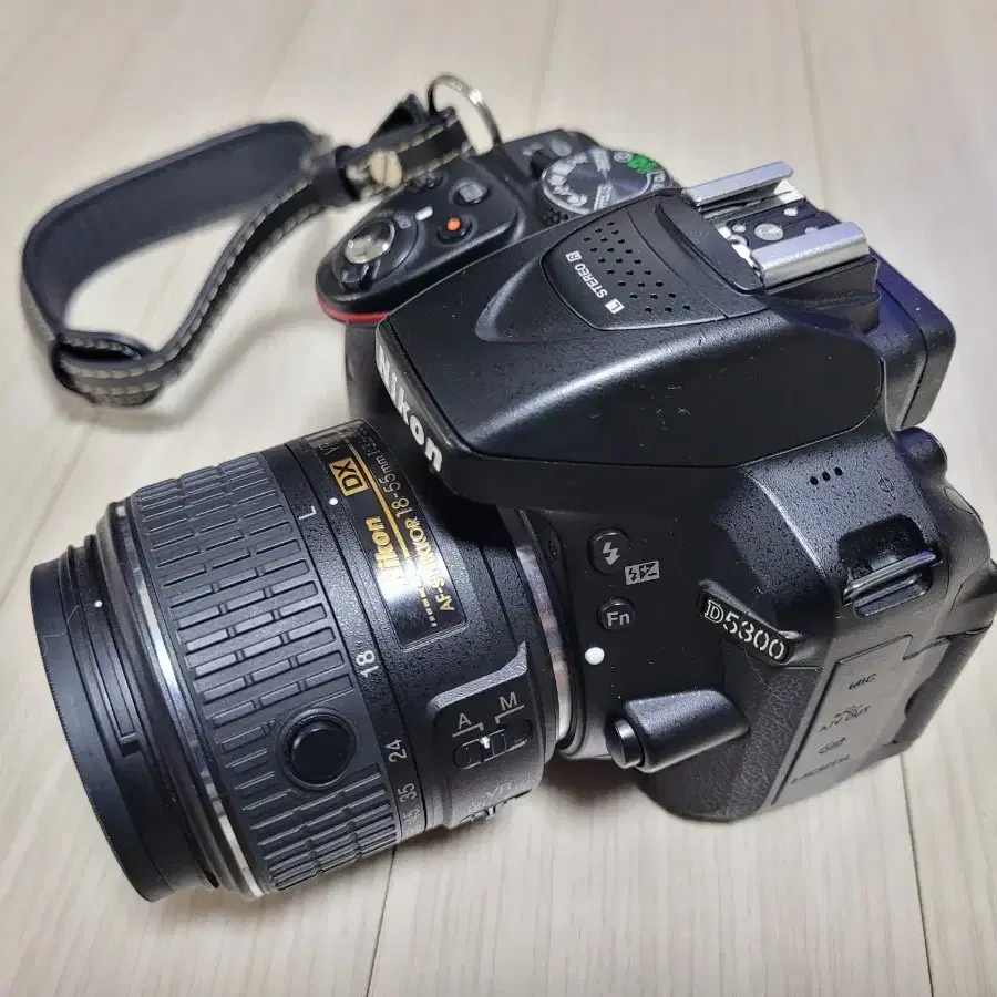 깔끔한 니콘 DSLR 카메라 D5300 과 18-55VR 렌즈 세트