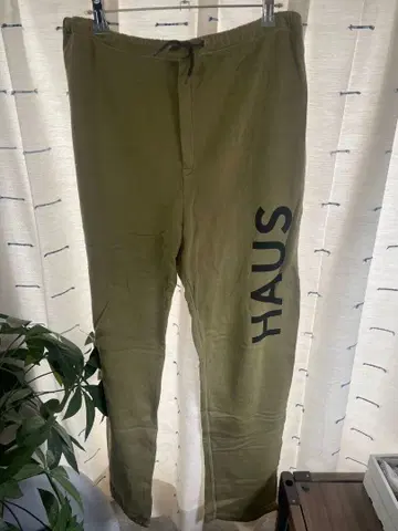 골든구스 HAUS 로고가 들어간 올리브 그린 조거 팬츠