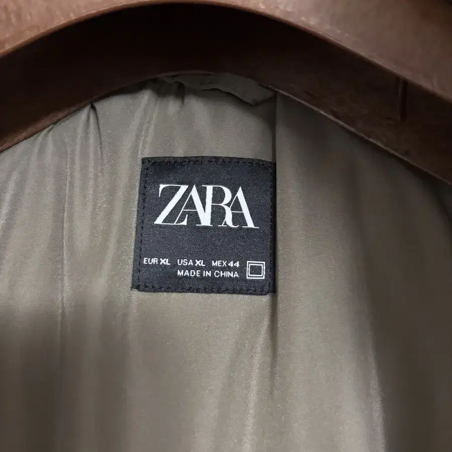 XL 100 자라 ZARA 카키 라이트 후드 패딩