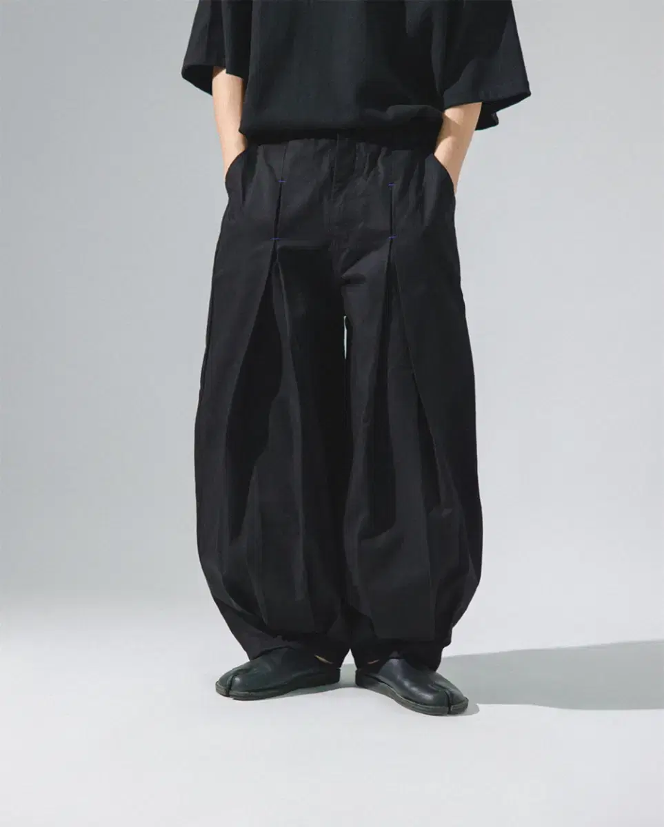 앵글런 Unbalance Long Tuck Balloon Pants