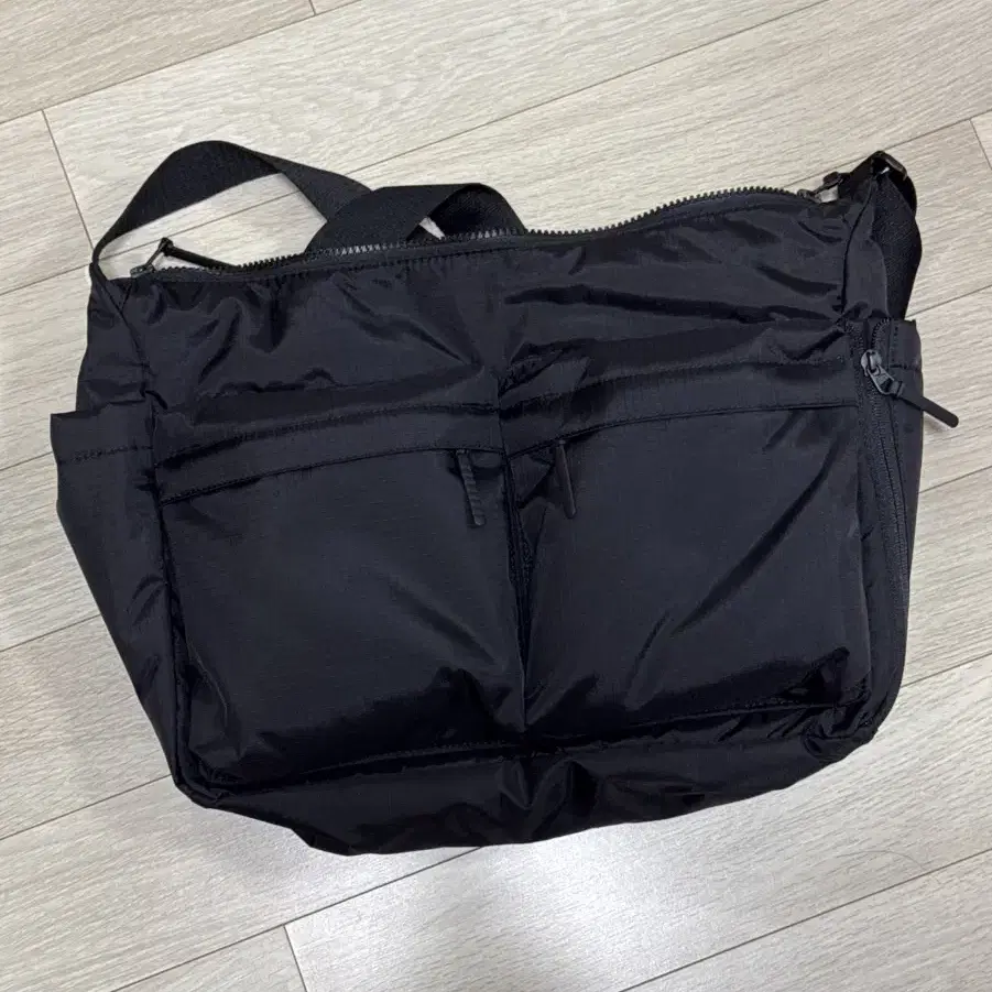 Uniqlo Multi Pocket Shoulder Bag Black