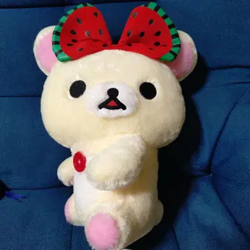 코리락마스 이카리봉이 달린 크림색 봉제 인형