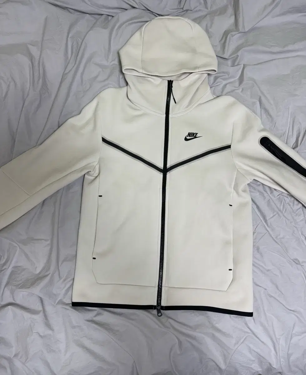 Second time!! CU4490-072 Nike Tech Fleece in a rare color for sale!