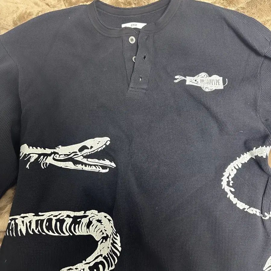 ETCE - BONE SNAKE HENLEY NECK WAFFLE KNI