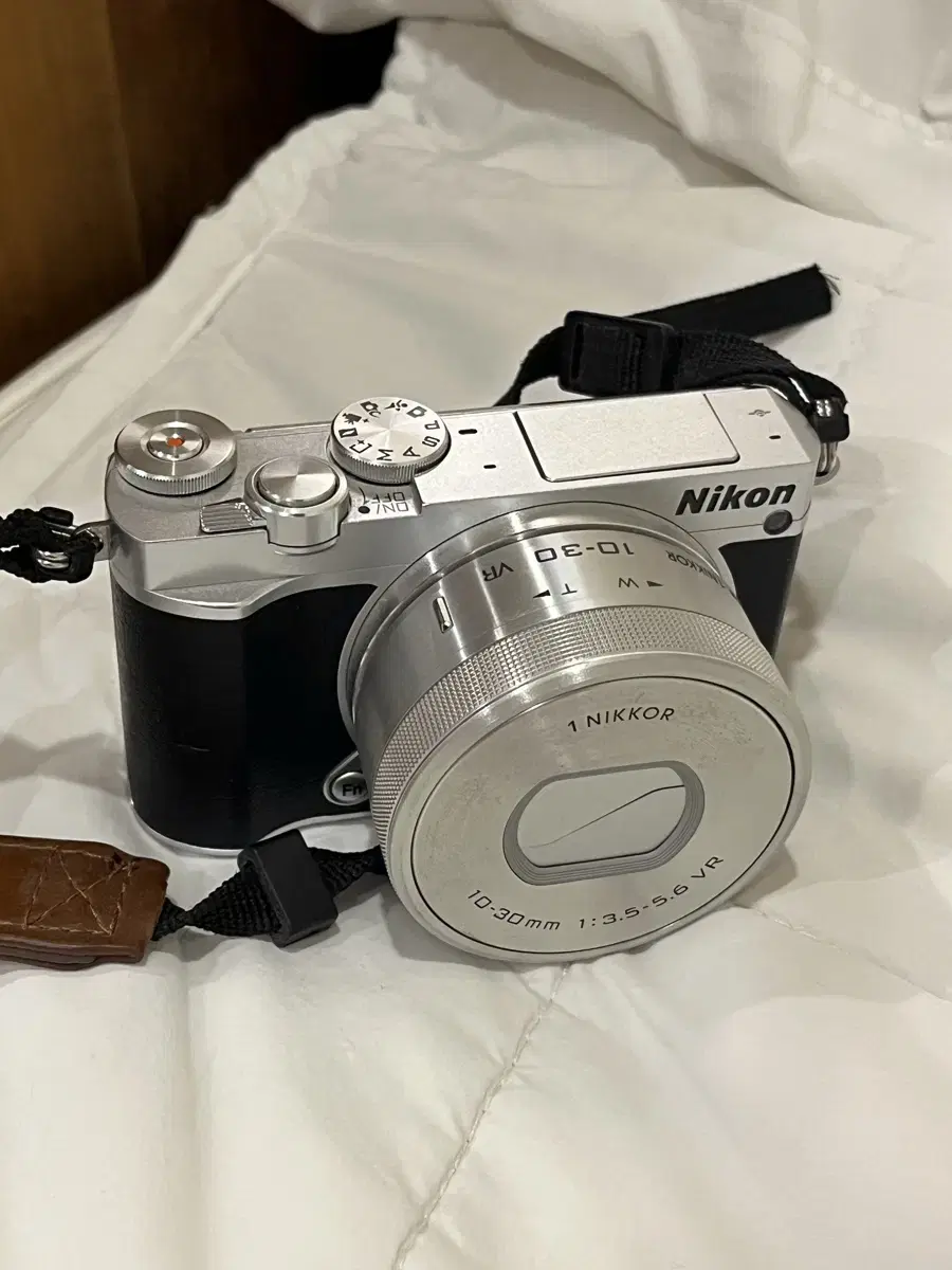 Nikon 1 J5 니콘 미러리스 카메라 실버