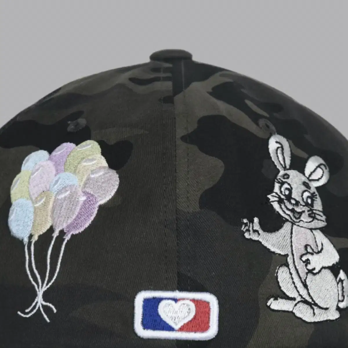 더뮤지엄비지터 RABBIT EMBROIDERY CAP 카모 모자