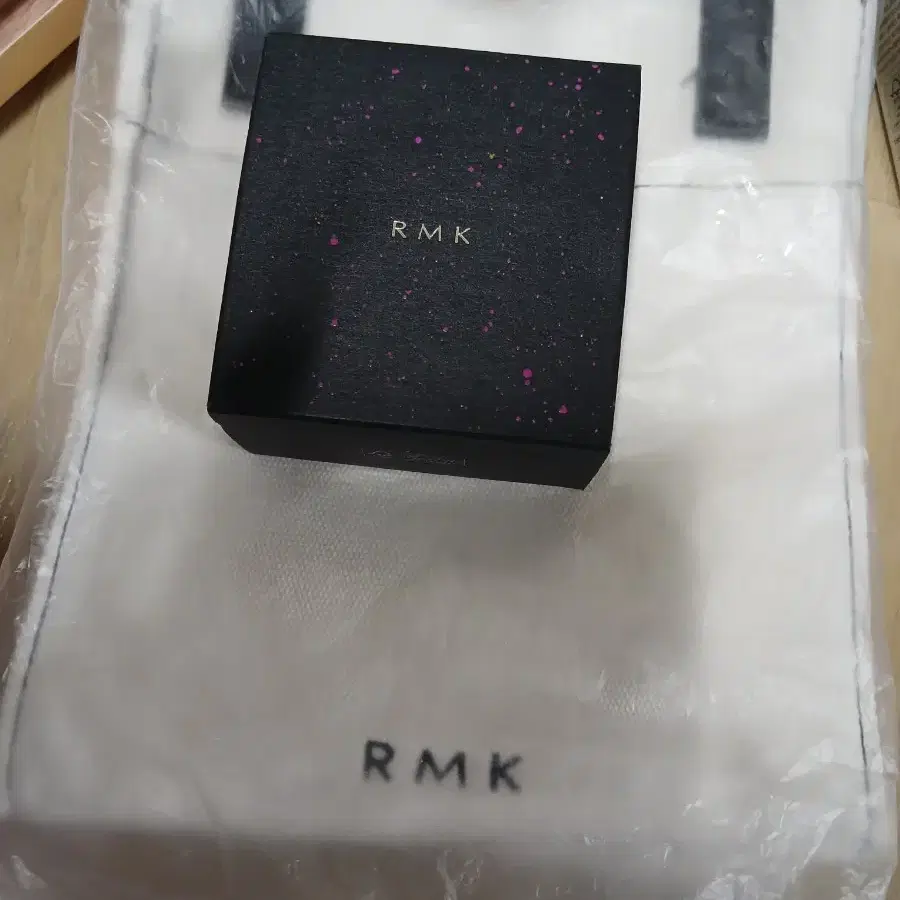 새제품)RMK 에어리 터치 피니싱 파우더 퍼프 내장 RMK토트백 무료드림