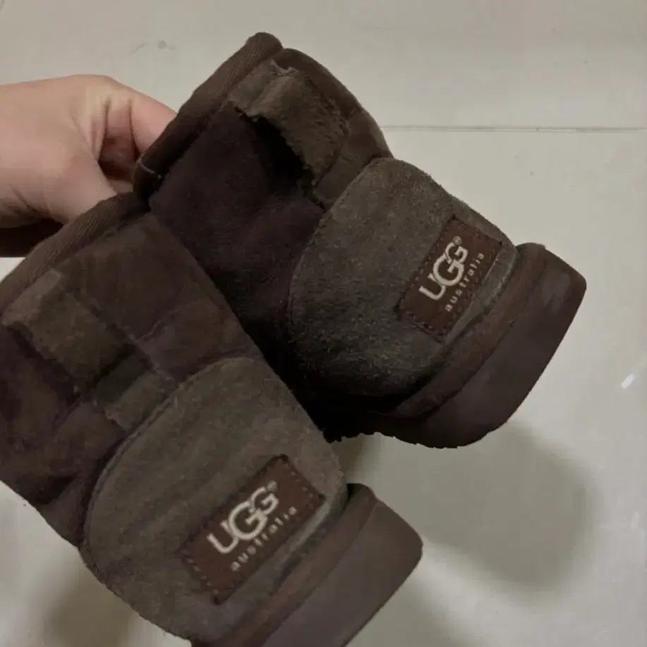 초코 어그 UGG