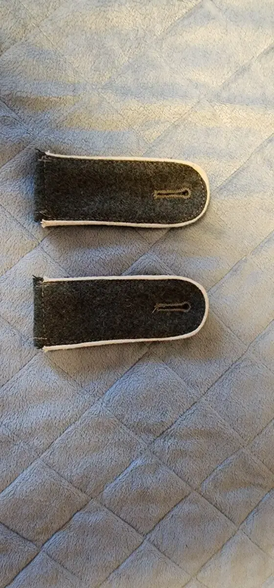 A pair of epaulettes for the German Army M40 infantryman and private, World War II