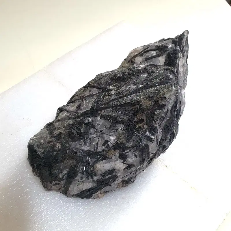 천연 토르마린 원석 rough tourmaline stone 전기석