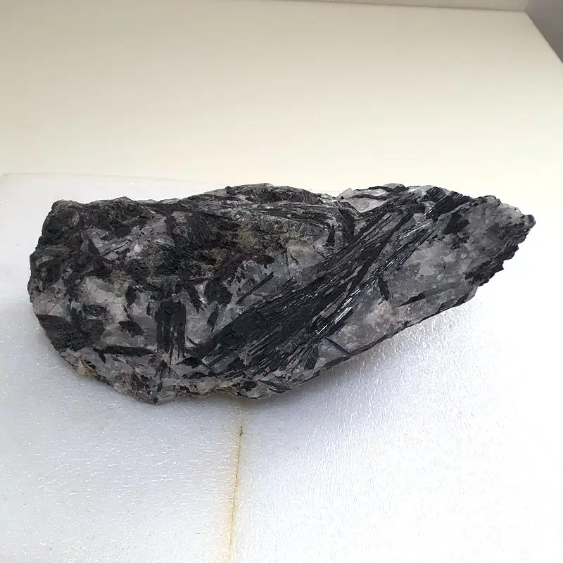 천연 토르마린 원석 rough tourmaline stone 전기석