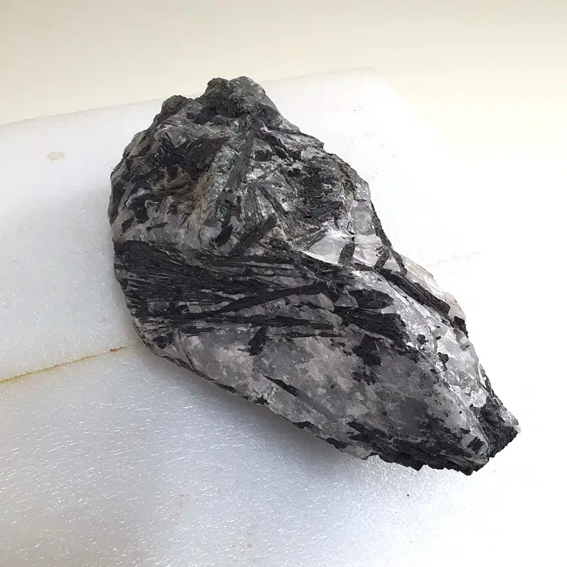 천연 토르마린 원석 rough tourmaline stone 전기석