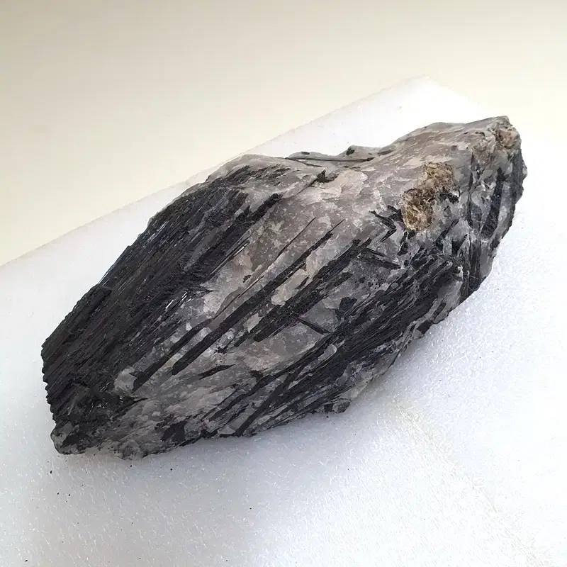 천연 토르마린 원석 rough tourmaline stone 전기석