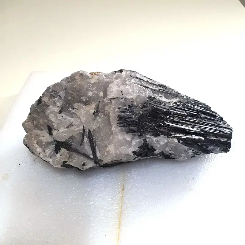 천연 토르마린 원석 rough tourmaline stone 전기석