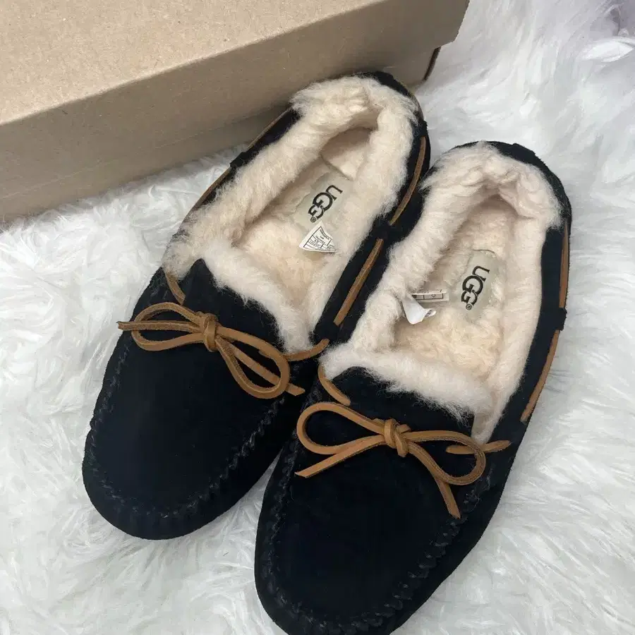 ugg 어그 미국 다코타 슬립온 털로퍼 모카신 검정 240mm