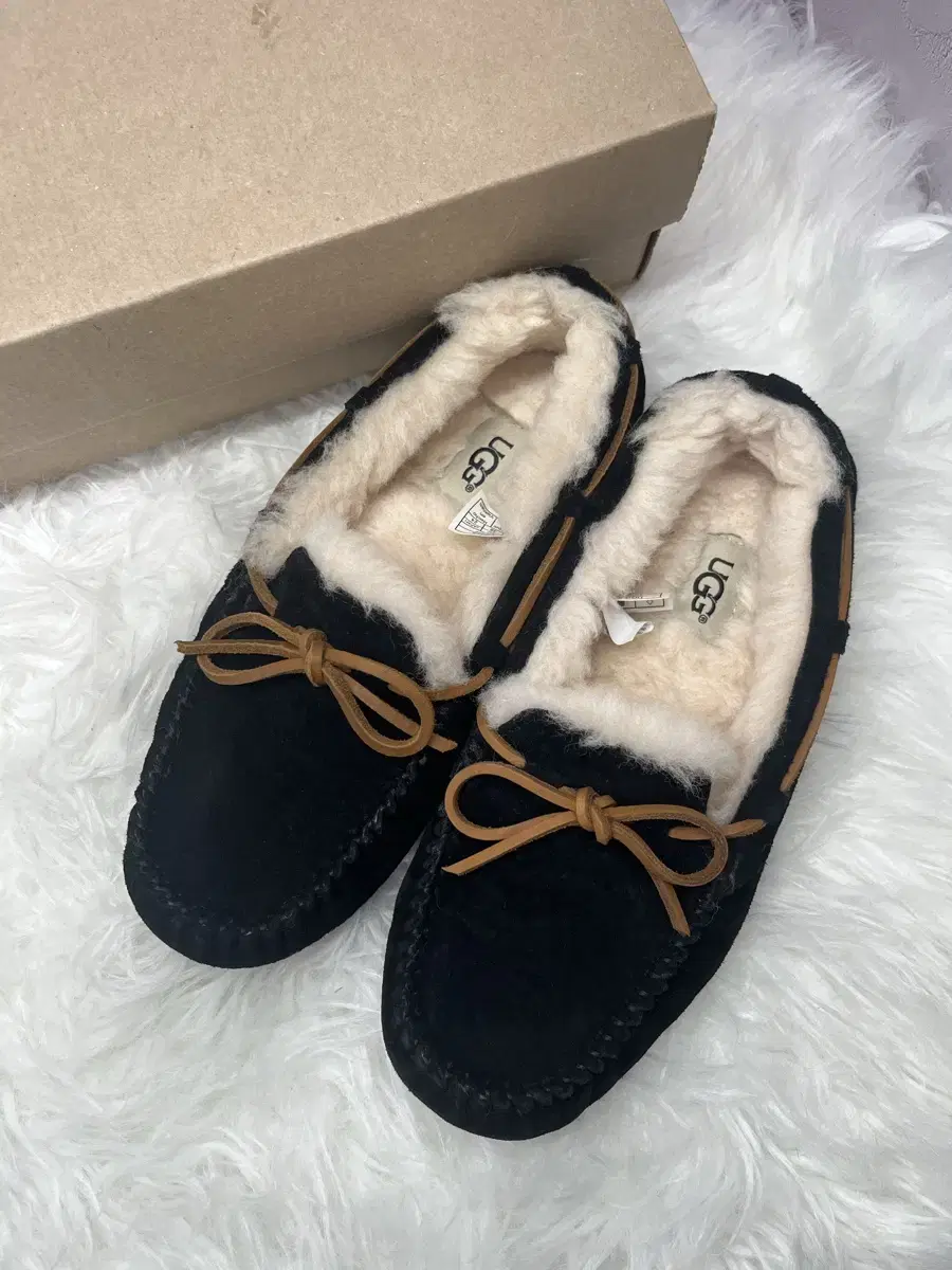 ugg 어그 미국 다코타 슬립온 털로퍼 모카신 검정 240mm