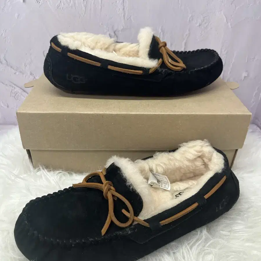 ugg 어그 미국 다코타 슬립온 털로퍼 모카신 검정 240mm