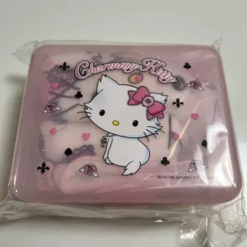 Charmy 키티케이스에 담긴 핸드 타올