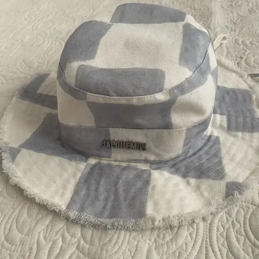 JACQUEMUS BUCKET HAT