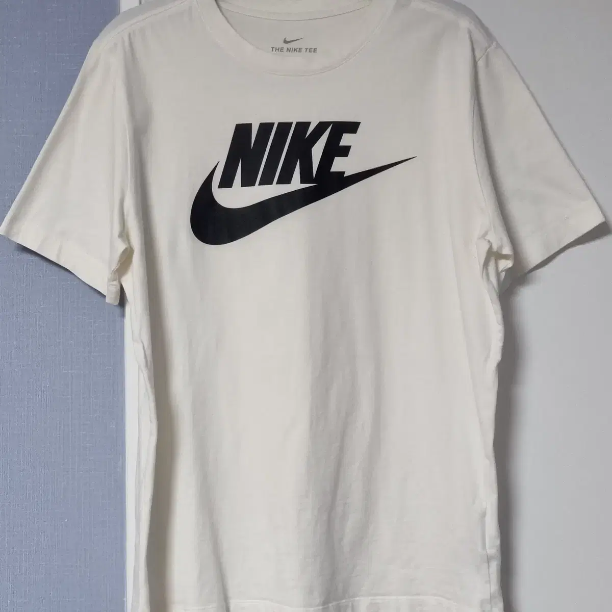 [L] NIKE 나이키 화이트 티셔츠 스우시 반팔