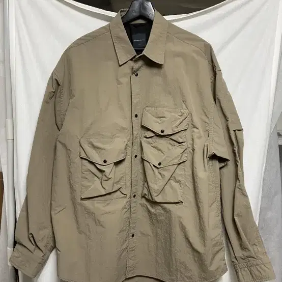 모이프 (AW24) GEAR POCKET SHIRT/SAND 판매