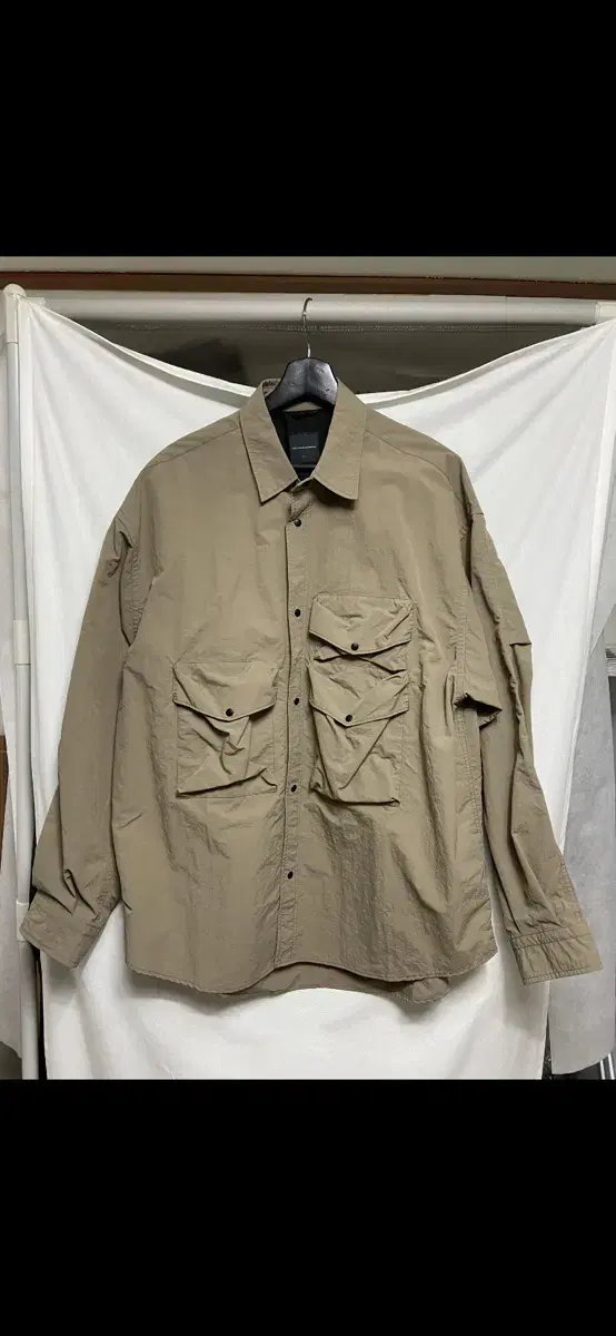 모이프 (AW24) GEAR POCKET SHIRT/SAND 판매