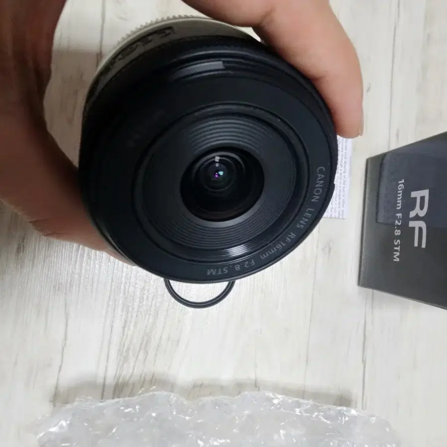 캐논 RF 16mm f2.8 STM 광각단렌즈 팜.