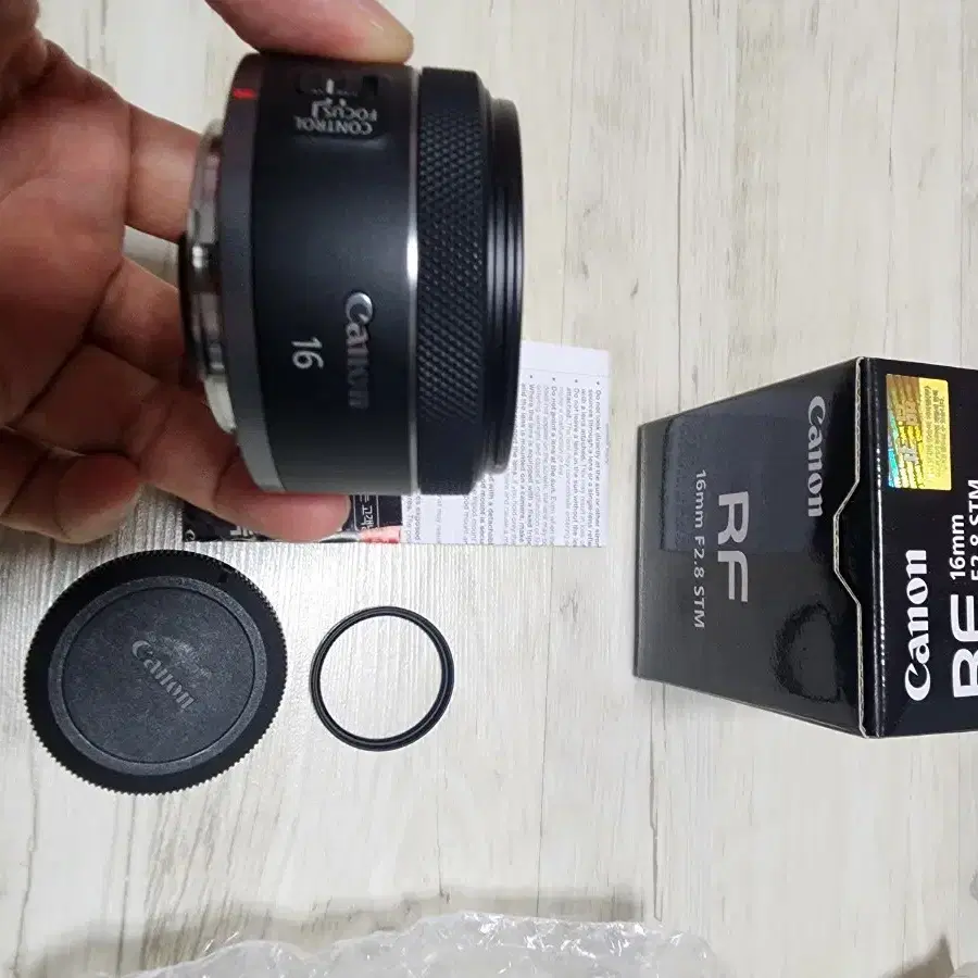 캐논 RF 16mm f2.8 STM 광각단렌즈 팜.