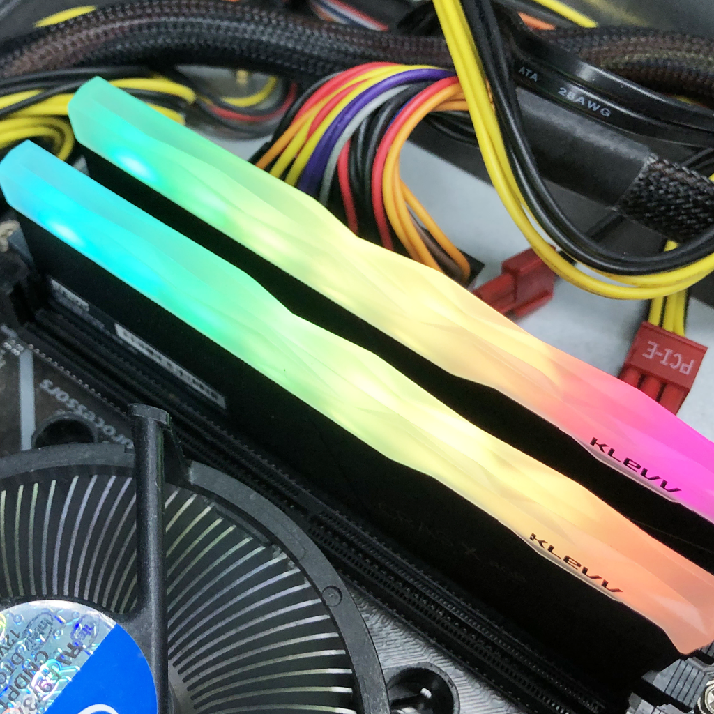 32G)ESSENCORE KLEVV DDR4-3200 CRAS X RGB