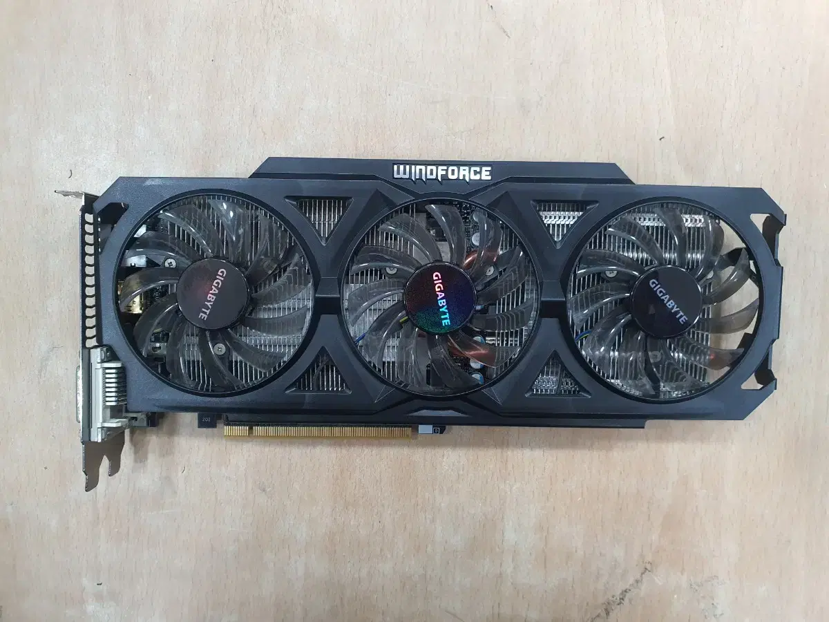 기가바이트 윈드포스 GTX 760 2G 그래픽카드