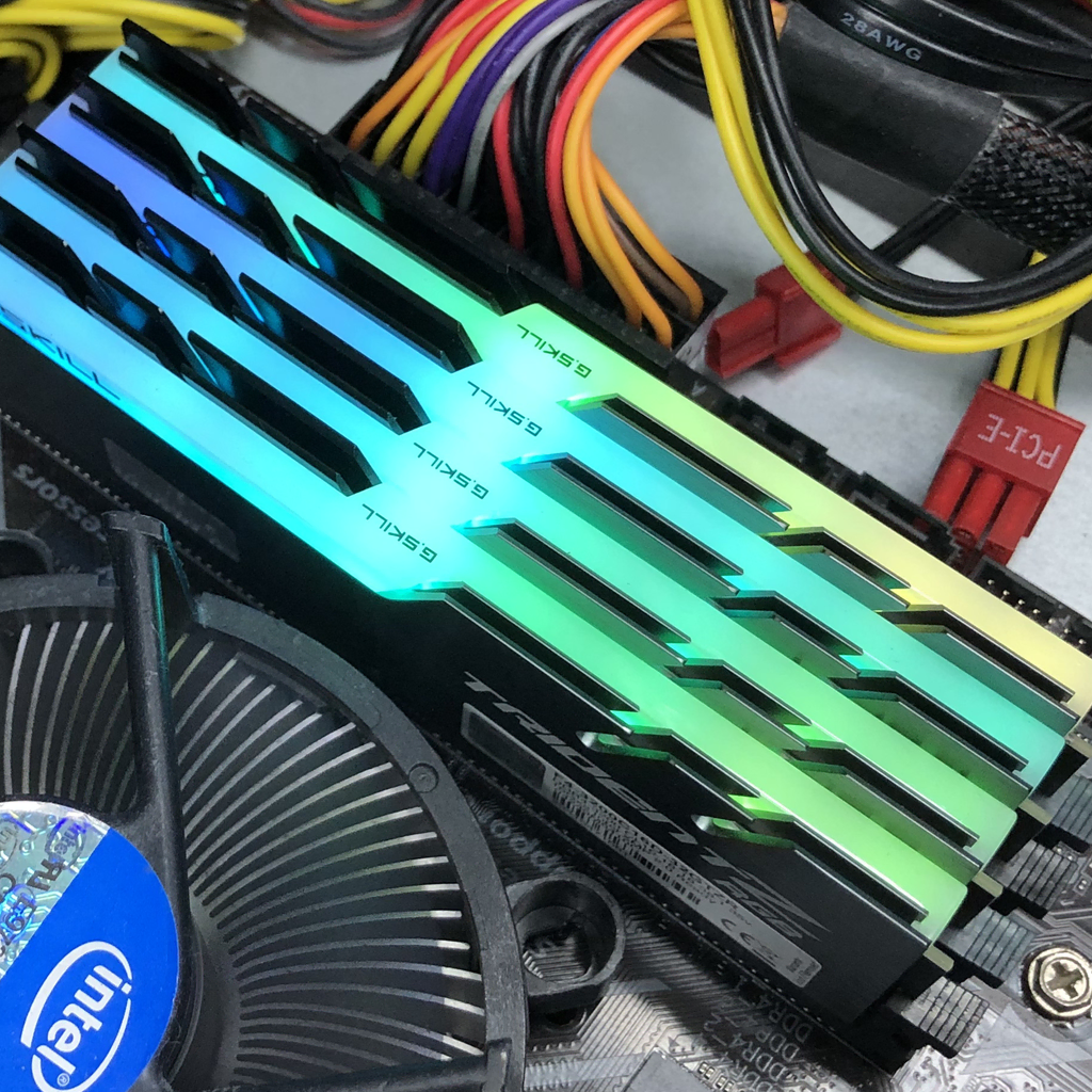 64G)G.SKILL DDR4-3200 CL16 TRIDENT Z RGB