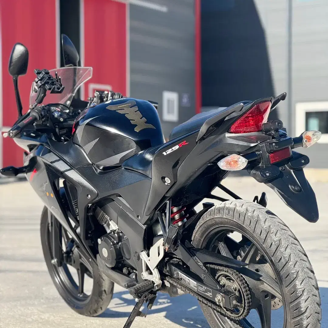 혼다 cbr125r 16년식 2만km 흑마 관리잘된 차량 판매합니다