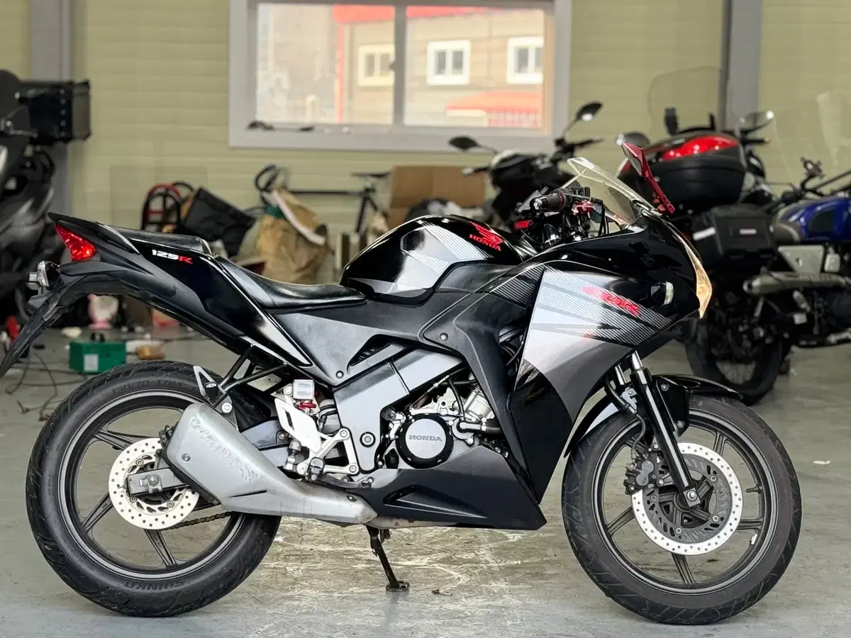 혼다 cbr 125r 15년식 1만km 튜닝 잘된 차량 판매합니다.